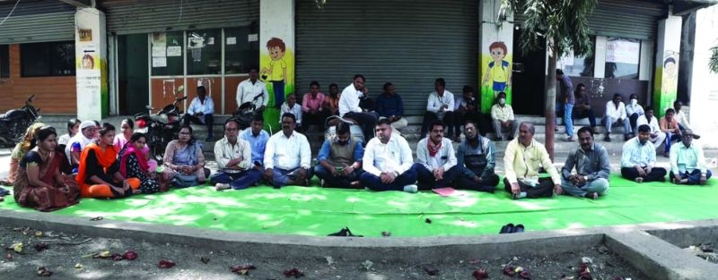Buldana municipal employees strike | बुलडाणा नगरपालिका कर्मचाऱ्यांचे कामबंद आंदोलन