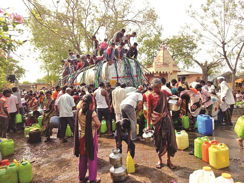 Buldhana; Water supply through 211 tankers in 211 villages | बुलडाणा बनतोय ‘टँकर वाडा’; २११ गावात २२१ टँकरद्वारे पाणीपुरवठा
