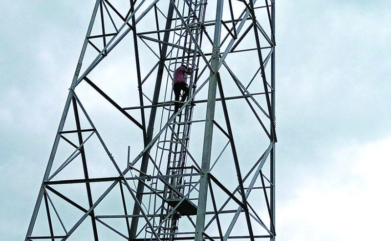 Youth's agitation for Aadhar card climbing on tower | आधारकार्डसाठी युवकाचे टॉवरवर चढून आंदोलन