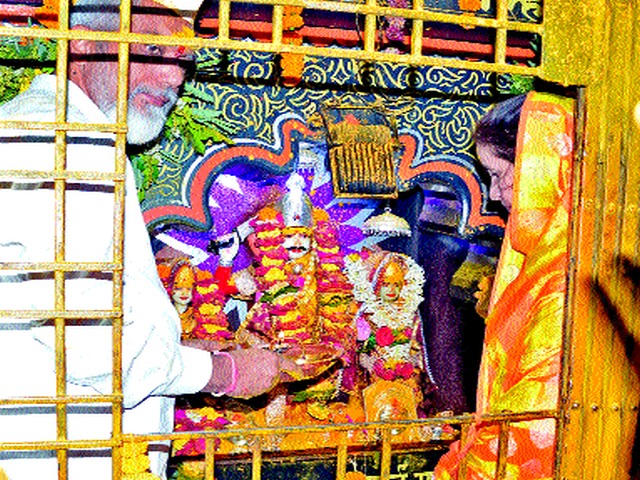Khandoba Maharaj started the procession | खंडोबा महाराज यात्रोत्सवास प्रारंभ