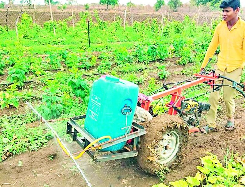Farmers will be relieved from the burden of spray pumps on their backs! | पाठीवरील फवारणी पंपाच्या ओझ्यातून होणार शेतकऱ्यांची मुक्ती !