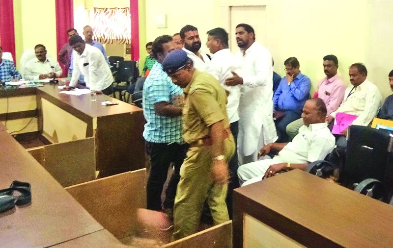 Shiv Sena member throw mide in Municipal Standing Committee meeting | मनपाच्या स्थायी समिती सभेत शिवसेना सदस्याकडून माइक व टेबलची फेकफाक