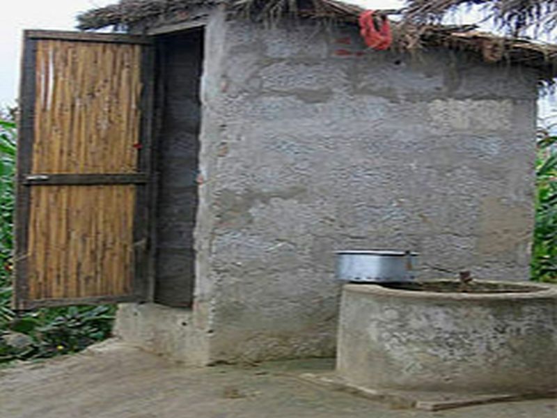 In Dhule district, despite 100 percent work of personal toilets, sadness | धुळे जिल्ह्यात वैयक्तीक शौचालयांची १०० टक्के कामे होऊनही उदासिनता