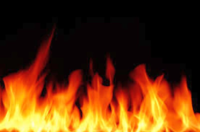 Fire at Dhuntala, financial losses | धुळ्यात पानटपरीला आग, आर्थिक नुकसान
