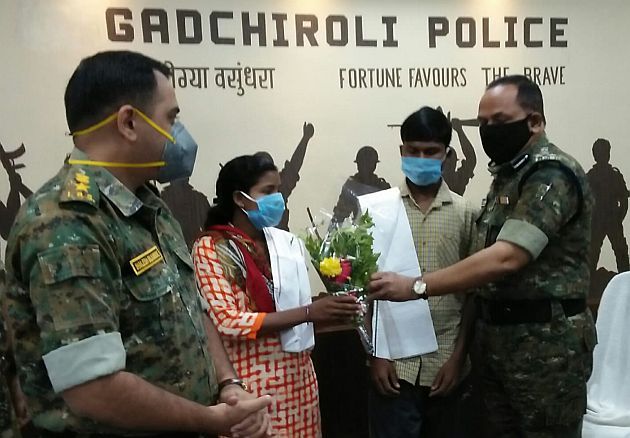 In Naxalite couple arrested in Gadchiroli, two Dalam members surrender | गडचिरोलीत जहाल नक्षली दाम्पत्याला अटक तर दोन दलम सदस्य शरण