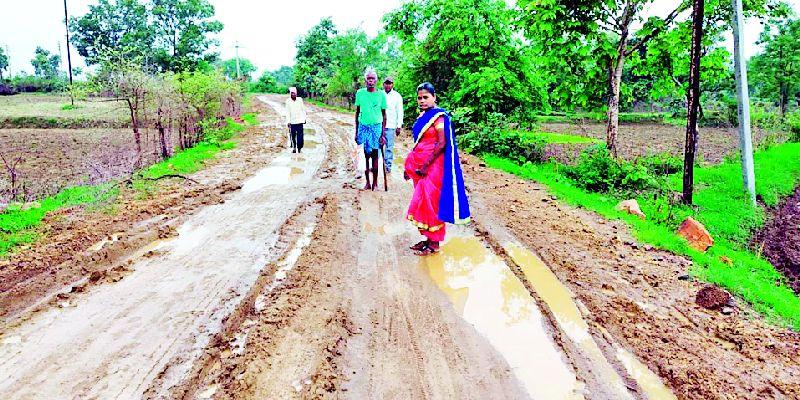 Dehwada road accident from Ghatkuroda | घाटकुरोडा ते देव्हाडा रस्त्यांची दुर्दशा