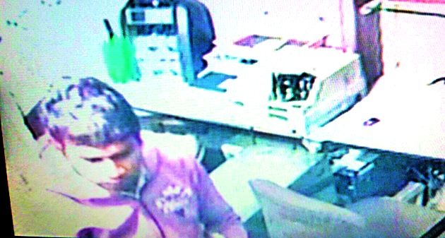 The thieves spent an hour at the bank | चोरट्यांनी बँकेत घालविला एक तास