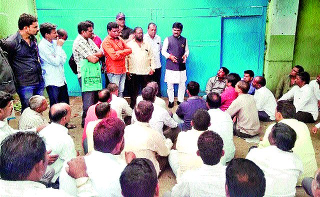 Dharna agitation of contract workers | कंत्राटी कामगारांचे धरणे आंदोलन
