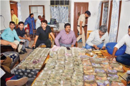 5 bags full of notes seized from drug inspector, raids at five places in Bihar | अबब... ड्रग इन्स्पेक्टरकडे 5 पोती भरून नोटा जप्त बिहारमध्ये पाच ठिकाणी छापे