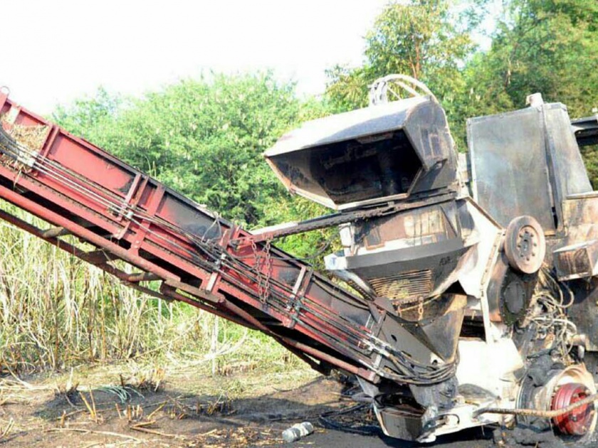 Sugarcane burns with Harvester machine at Vasmat | वसमत येथे हार्वेस्टर मशीनसह ऊस जळून खाक