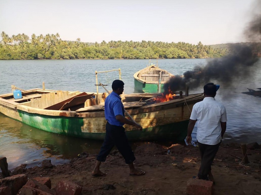 Unauthorized sand dredging boat set on fire | अनधिकृत वाळू उपसा करणारी होडी पेटविली