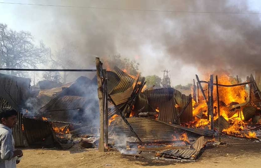 Five shops burned in fire | विद्युत तारा तुटून पाच दुकाने खाक