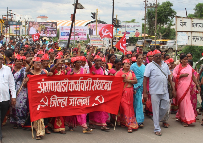 Stop the way for Anganwadi workers | अंगणवाडी कर्मचाऱ्यांचा रास्ता रोको