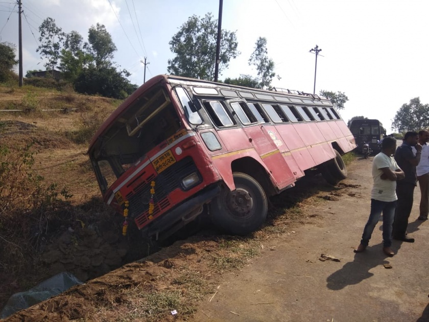  Three teachers, including four students, were injured in a bus accident | सहलीची बस उलटून विटा येथील ११ विद्यार्थिनीींसह तीन शिक्षक जखमी
