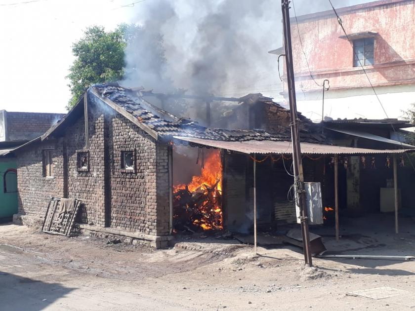 Fire at Kherwadi Electrical Shop | खेरवाडीला इलेक्ट्रिकल दुकानाला आग