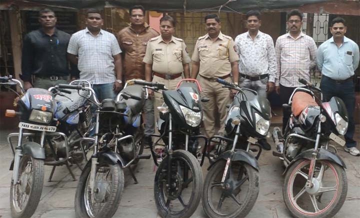 Three motorcyclists arrested | चार मोटारसायकलींसह तिघांना अटक