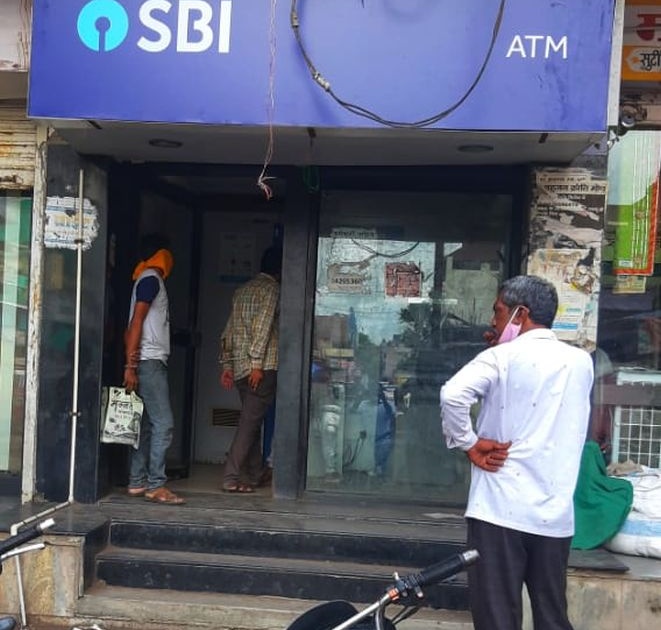 ATM centers in the city open without preventive measures | शहरात एटीएम सेंटर्स प्रतिबंधात्मक उपायांविनाच सुरू