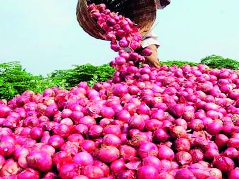 Decrease in onion market witnessed inward growth: turnover in Yeola market committee | कांदा बाजारभावात घसरण आवक वाढली : येवला बाजार समितीत उलाढाल