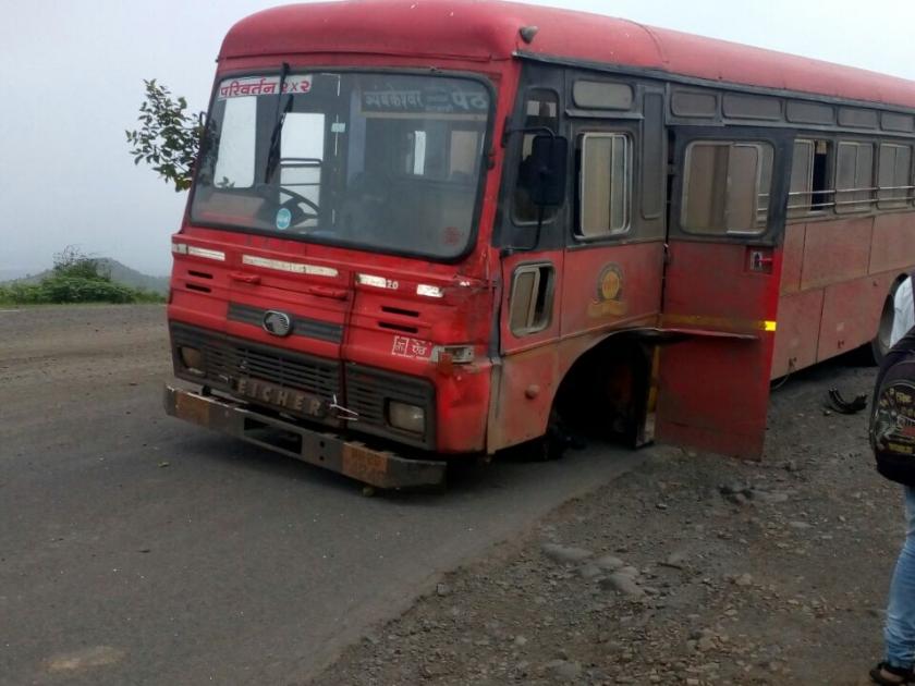 Slow wheel of the bus in Sawhaghat | सावळघाटात बसचे निखळले चाक