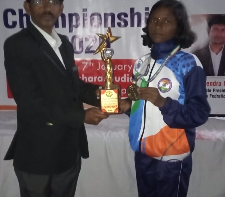  Gold medal in karate to Peth Rohini | पेठच्या रोहिणीला कराटेमध्ये सुवर्णपदक
