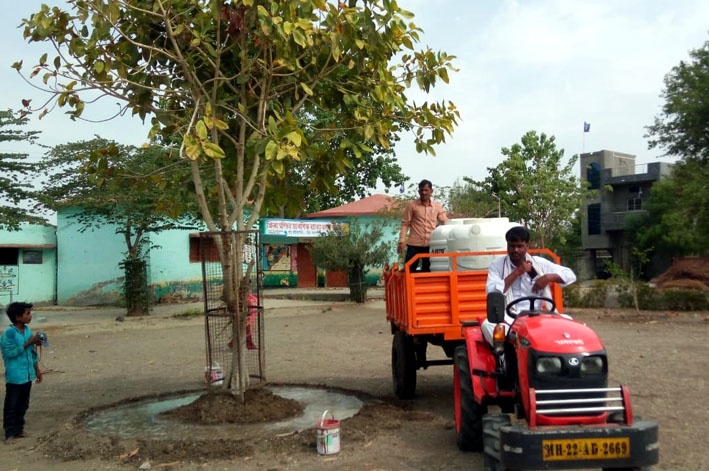 Parbhani: Water supply to the trees through tankers | परभणी : टँकरच्या सहाय्याने झाडांना पाणीपुरवठा
