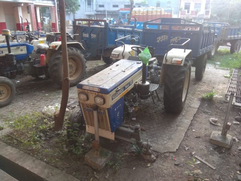 The tractor part was stolen from the tehsil yard | पाचोरा तहसील आवारातून ट्रॅक्टरचे पार्ट चोरीला