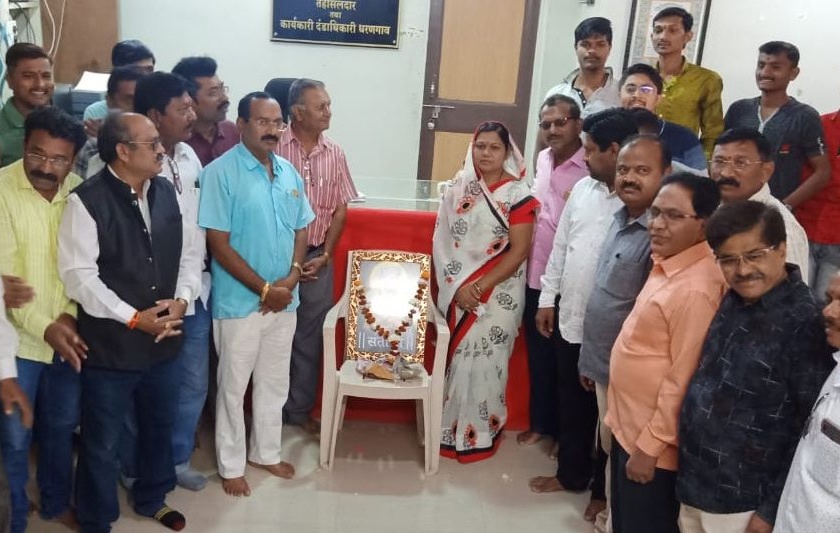 Finally in the Government Offices, the birth anniversary of Saint Sant Jaganade Maharaj was celebrated | अखेर शासकीय कार्यालयांमध्ये संत संताजी जगनाडे महाराज यांची जयंती साजरी