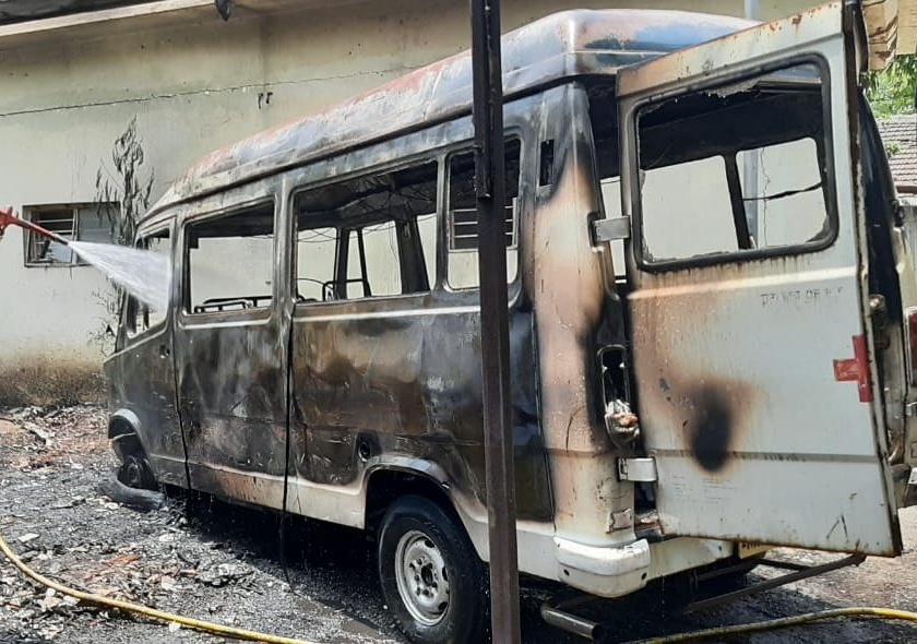 Ambulance fire at Pachora | पाचोरा येथे आगीत रुग्णवाहिका जळून खाक