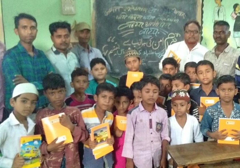 Distribution of educational materials in Faizpur | फैजपुरात शैक्षणिक साहित्य वाटप