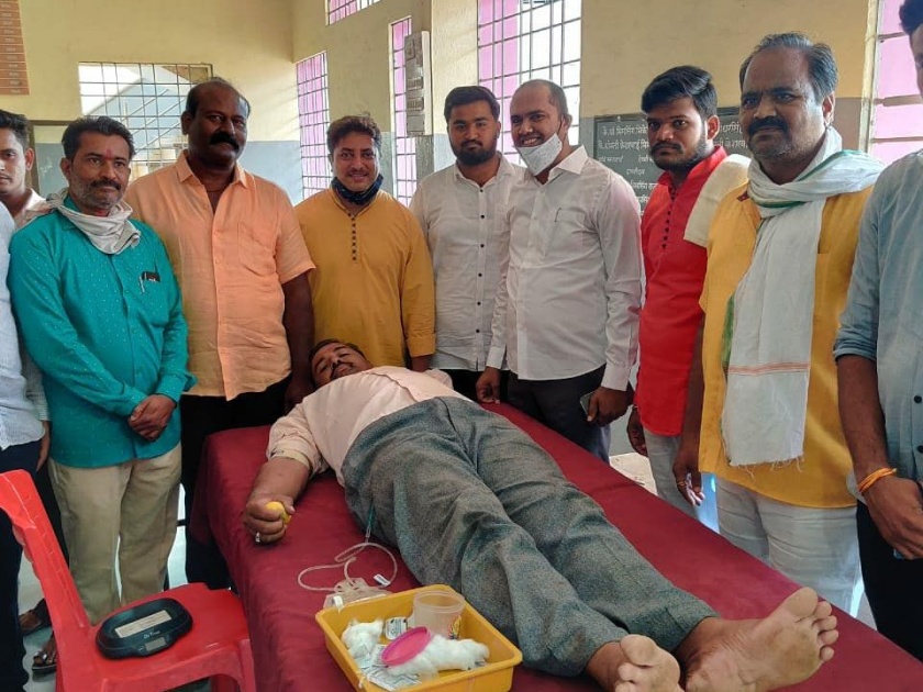 In Chalisgaon, 60 people donated blood | चाळीसगावी ६० जणांनी केले रक्तदान