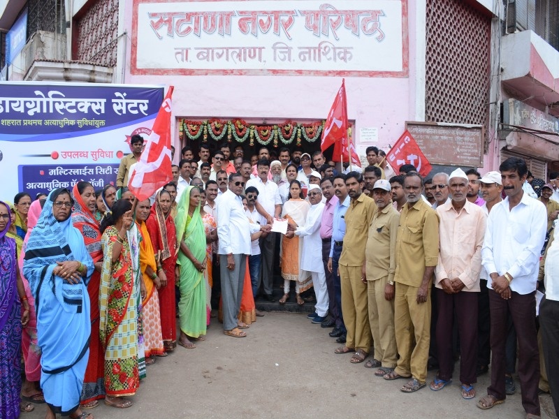 Demonstrations for different demands of Satana Palika employees | सटाणा पालिका कर्मचाऱ्यांची विविध मागण्यांसाठी निदर्शने
