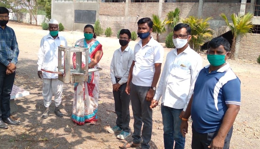 Seed-water activities for birds on school premises | शाळा परिसरात पक्ष्यासाठी दाणा-पाणी उपक्रम