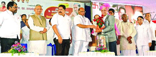 Take everyone along with us for political change: Sharad Pawar- Distribution of Mandalik Smriti Award in Kolhapur | राजकीय बदलासाठी सर्वांना सोबत घेऊ : शरद पवार-- कोल्हापुरात मंडलिक स्मृती पुरस्कारांचे वितरण
