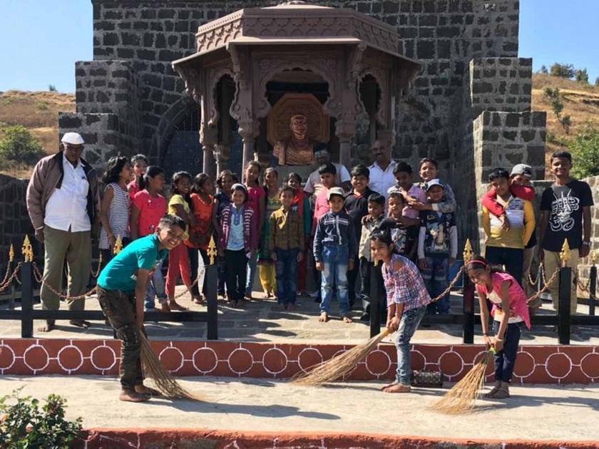  A cleanliness campaign implemented by the children at the idol of Lutygad | विश्रामगडावर बालकांनी राबविली स्वच्छता मोहीम