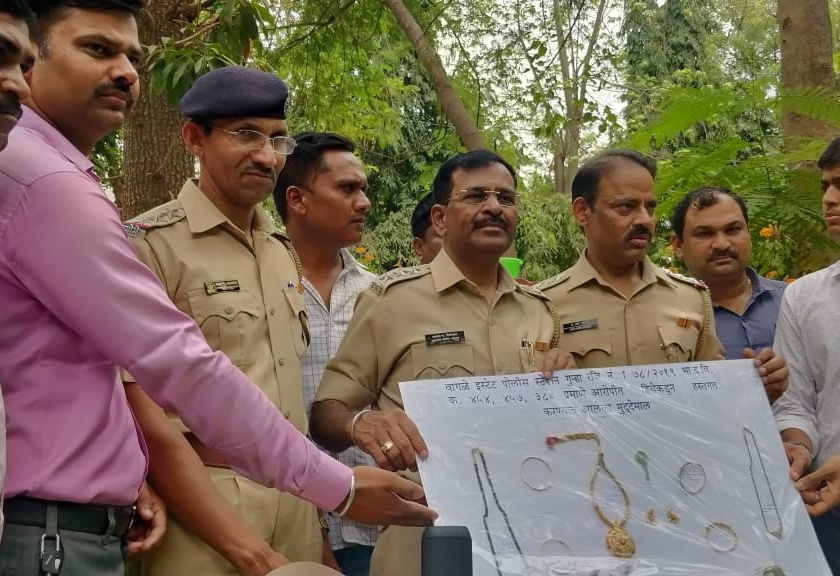 Maid arrested for theft of Six lakh diamonds jewelery | सहा लाखांचे हिरेजडीत दागिने लंपास करणाऱ्या मोलकरणीला अटक