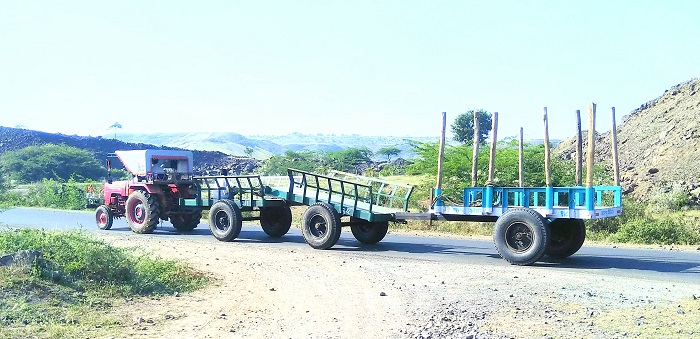 Satara: Tractor one ... three fingerlings, cane traffic, accidents due to hardwood singing | सातारा : ट्रॅक्टर एक... मुंगळे तीन, ऊस वाहतूक सुसाट, कर्णकर्कश गाण्यांमुळे अपघातांमध्ये वाढ