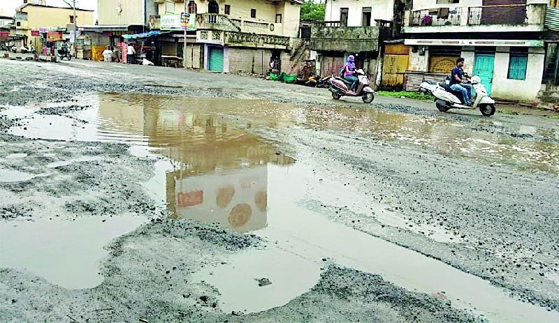 Road tracked by rains | पावसाने लावली रस्त्यांची वाट