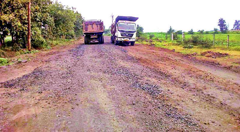 Due to the heavy vehicular movement, the Kelzer-Dahegaon road has been crushed | जड वाहनांच्या वर्दळीमुळे केळझर-दहेगाव रस्ता उखडला