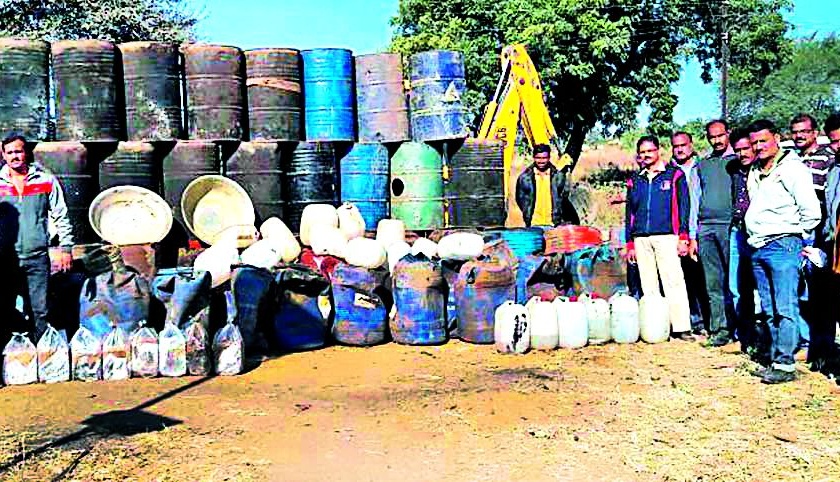 2.40 lakh liquor vendor material seized by villagers | गावठी दारूसह २.४० लाखांचे दारूगाळण्याचे साहित्य जप्त