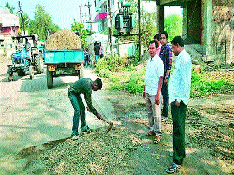 Passengers traveling to Paregaon, Nimgaon in the city self-purchase potholes | शहरातील पारेगाव, निमगावकडे जाणाºया नागरिकांनी स्वखर्चाने बुजविले रस्त्यावरचे खड्डे