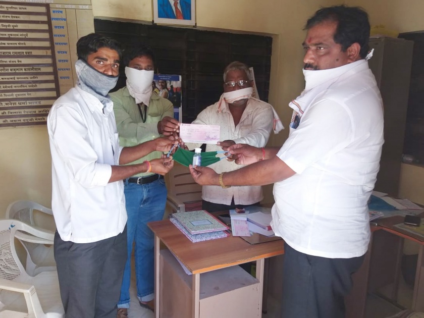  Donations for the disabled by the Unkai Gram Panchayat | अनकाई ग्रामपंचायतीतर्फे दिव्यांगांना अर्थसहाय्य