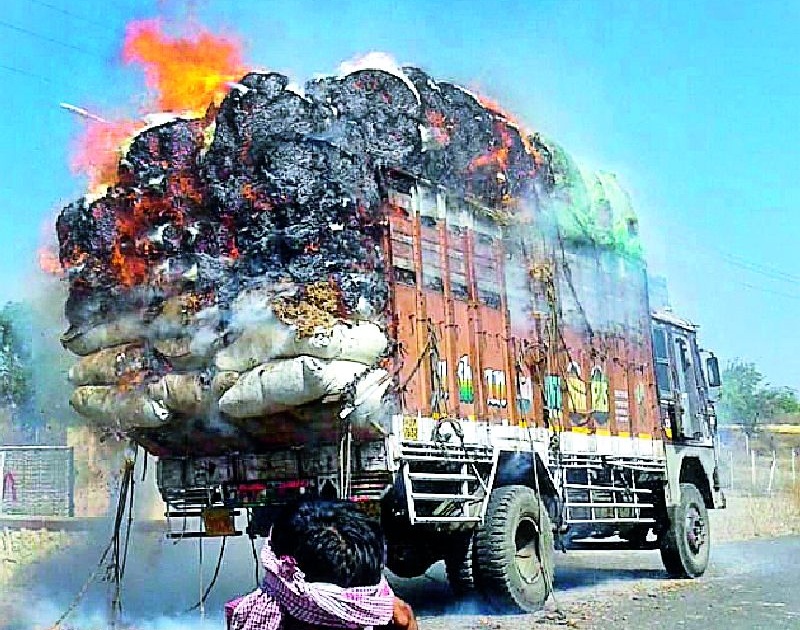 Soya bean ketara running truck burst | सोयाबीन कुटाराचा धावता ट्रक पेटला