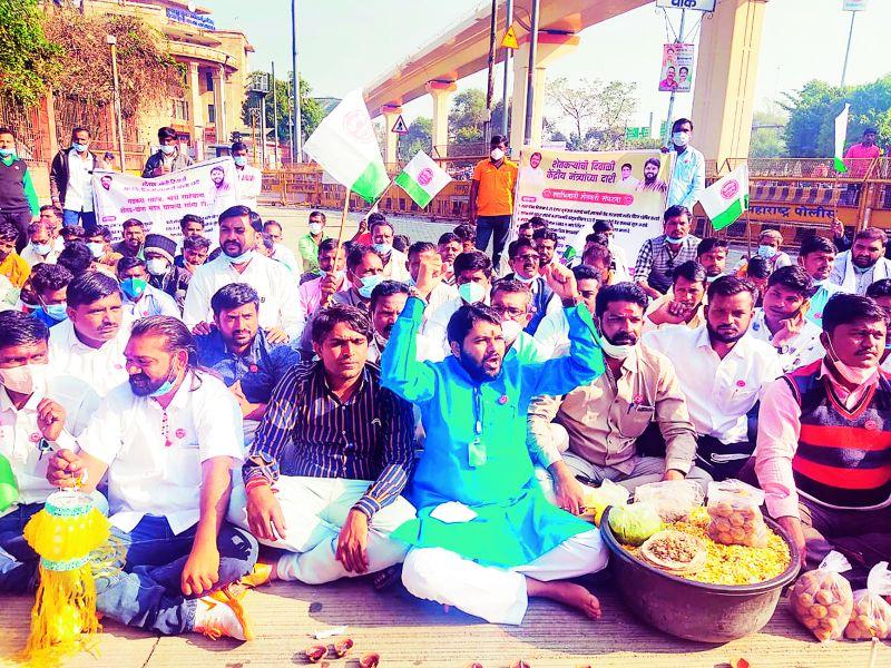 In Nagpur, farmers started agitation with laddu-chivda and lamps | नागपुरात लाडू-चिवडा, पणत्या घेऊन शेतकरी उतरले आंदोलनात 