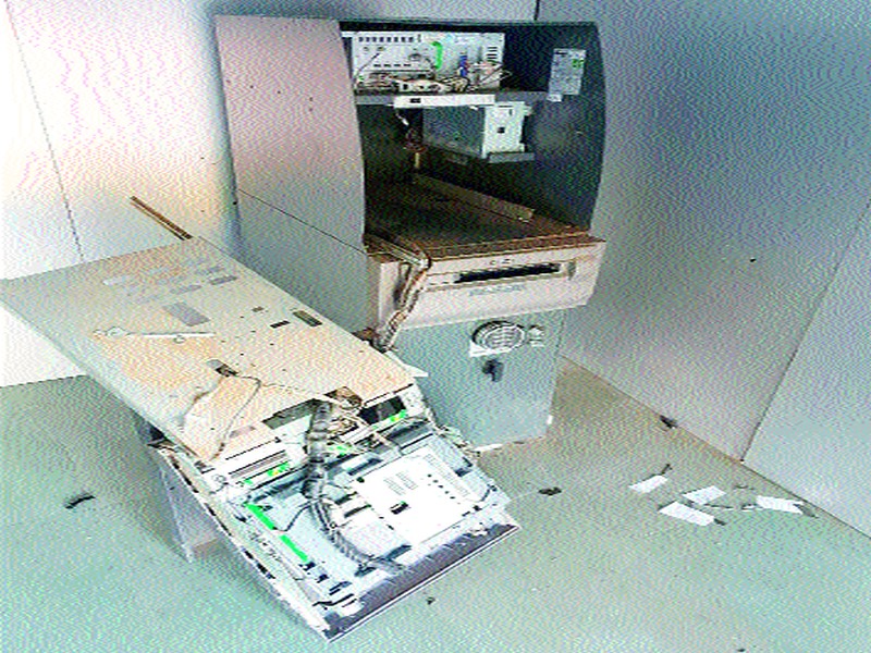  ATMs in police's house | पोलिसांच्या ‘घरात’ जाऊन फोडले एटीएम