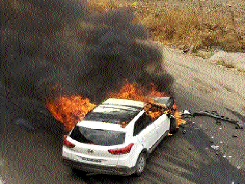 Thirty-two hours after the accident on Yedashi-Aurangabad highway; Car rammed | येडशी-औरंगाबाद महामार्गावर अपघातानंतर २ तास थरार; कार पेटली