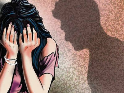 Maharashtra Shikshak Sena coordinator charged with rape; Threatened to kill her husband | महाराष्ट्र शिक्षक सेनेच्या समन्वयकावर बलात्काराचा गुन्हा दाखल; पतीला जीवे मारण्याची दिली धमकी