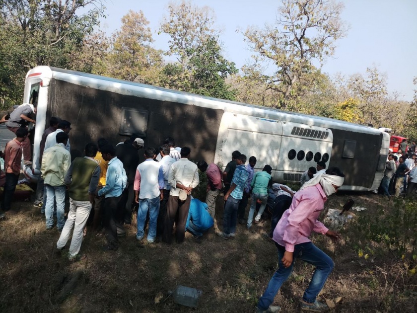 Pune-Nagpur private bus accident; No lien | पुणे -नागपूर खासगी बसचा अपघात; जिवीतहानी नाही
