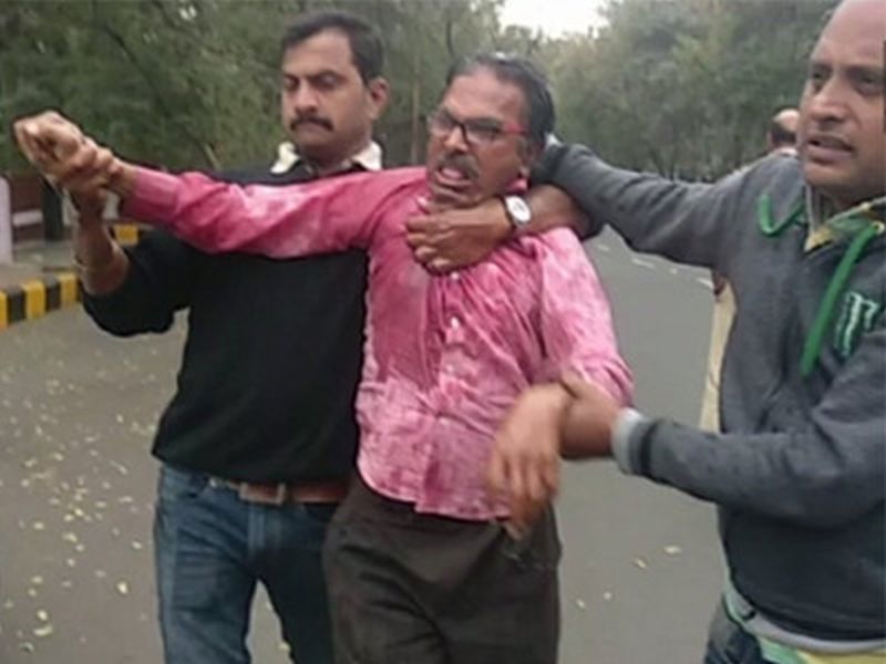 Four workers try to burn out of the residence of the Chief Minister in Nagpur | नागपुरात मुख्यमंत्र्यांच्या निवासाबाहेर चौघा बडतर्फ कर्मचाऱ्यांचा आत्महत्येचा प्रयत्न