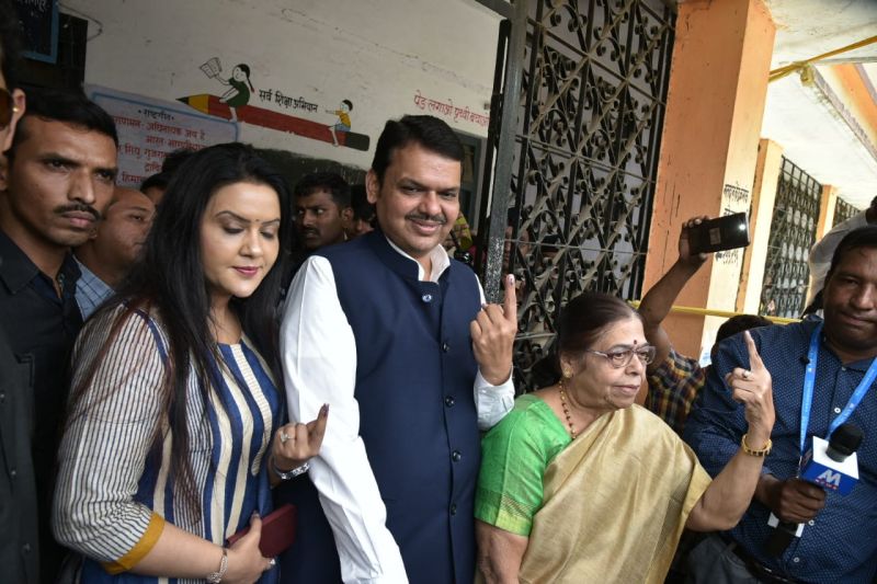 Lok Sabha Election 2019; Chief Minister Devendra Fadnavis voted with mother and wife | Lok Sabha Election 2019; मुख्यमंत्री देवेंद्र फडणवीस यांनी आई व पत्नीसोबत केले मतदान