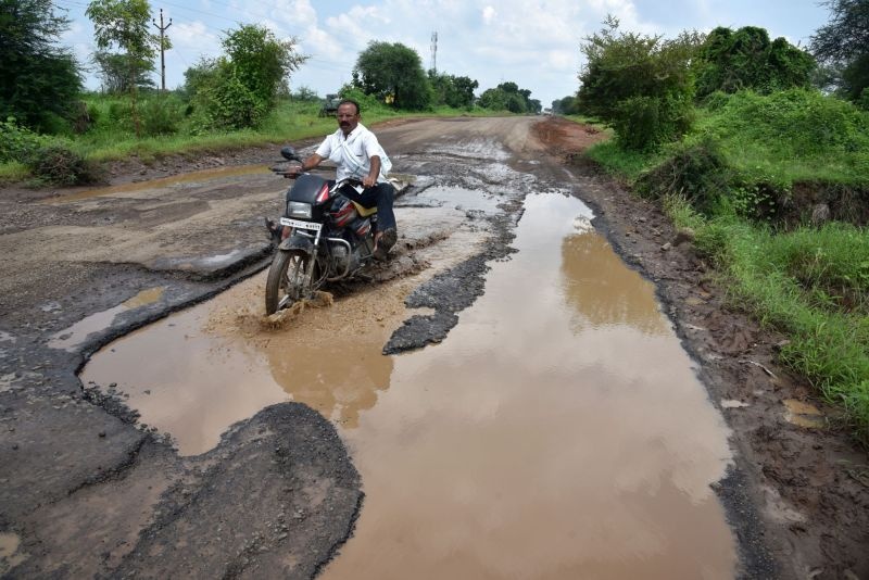 Akola - Shegaon Dindi road in a ditch | अकोला - शेगाव दिंडी मार्ग खड्ड्यात